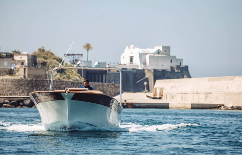 Een privé-motorboot voor een dag rond Ischia.