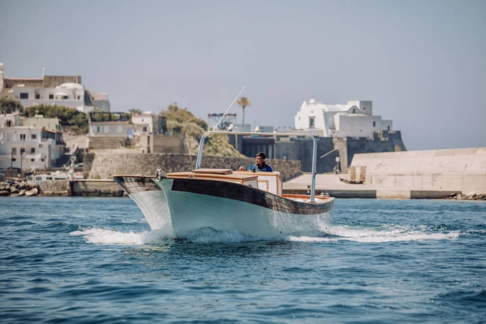 Een privé-motorboot voor een dag rond Ischia.