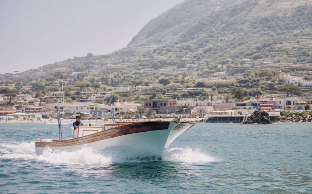 Een privé-motorboot voor een dag rond Ischia.