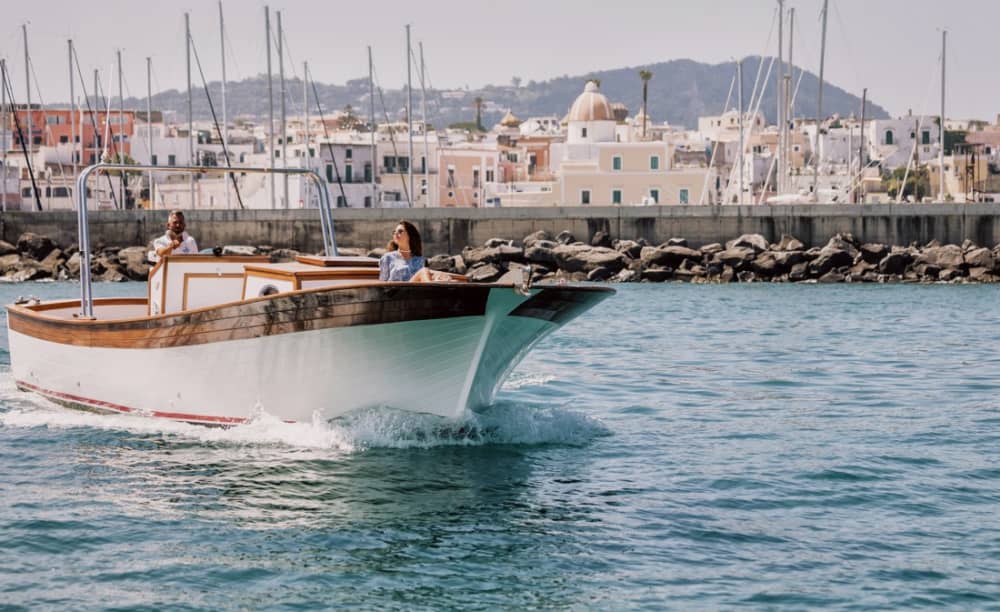 Een privé-motorboot voor een dag rond Ischia.