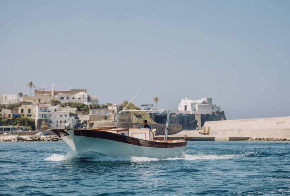Een privé-motorboot voor een dag rond Ischia.