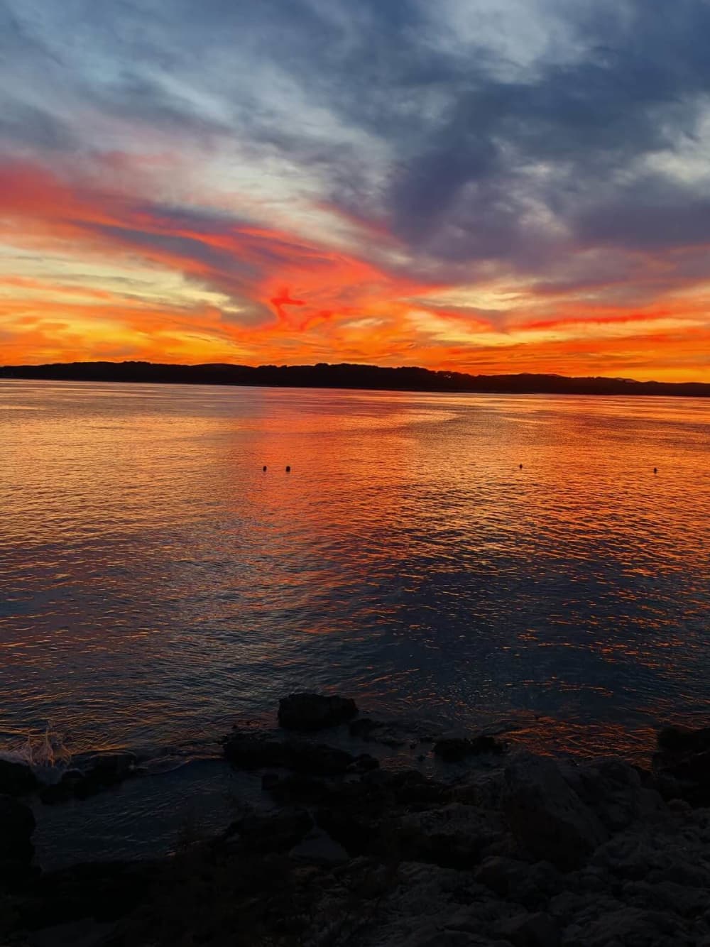 Gelassenheit zur goldenen Stunde: Private Bootstour bei Sonnenuntergang entlang der Küste von Hvar