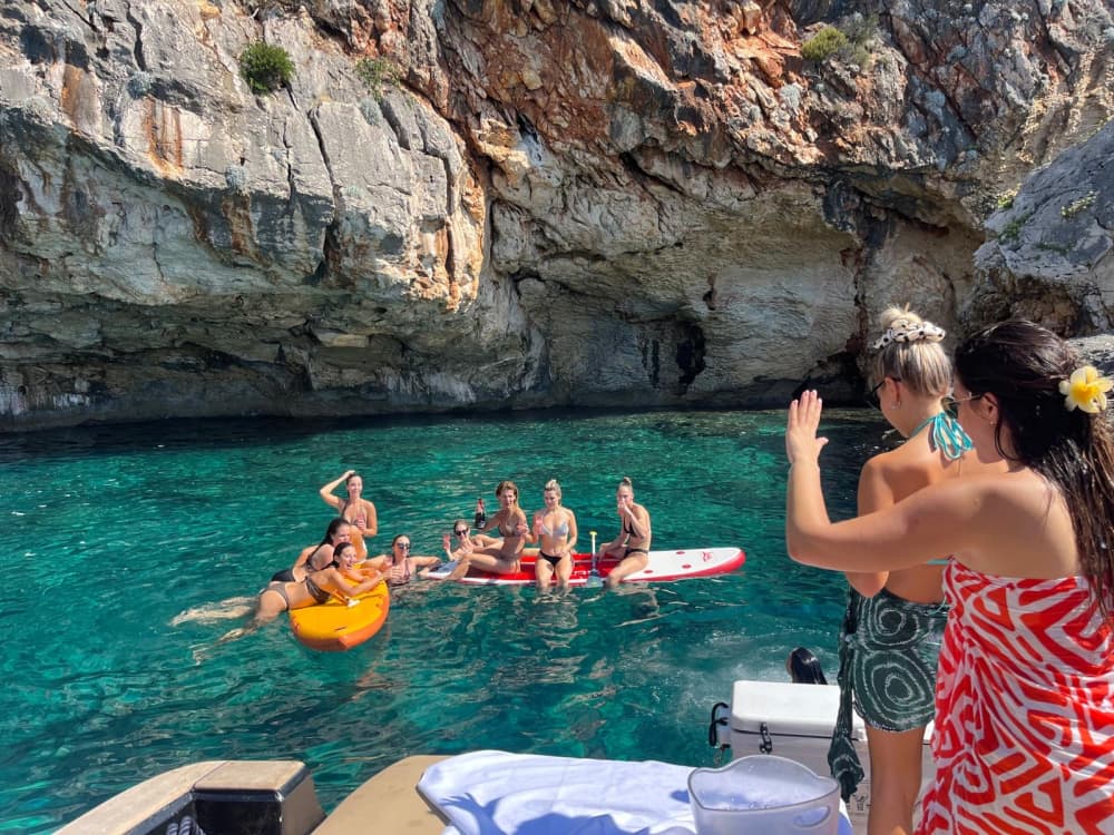 Ein Hoch auf den Bräutigam: Die ultimative Bootstour zum Junggesellenabschied