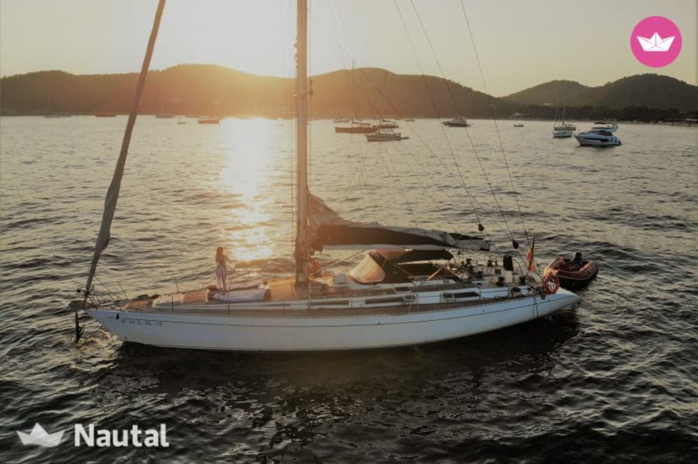 Ένα Μεγάλο Απόγευμα Ιστιοπλοΐας: 6 Ώρες σε ένα Ιστιοπλοϊκό 19 μέτρων, Ποτά Συμπεριλαμβάνονται και το Ηλιοβασίλεμα ως Μεγάλο Φινάλε. Ιστιοπλοΐα, Πρόποση και Χαλάρωση κάτω από το Ηλιοβασίλεμα