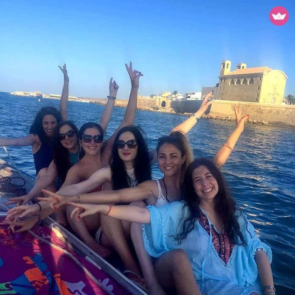 Ένα Μεγάλο Απόγευμα Ιστιοπλοΐας: 6 Ώρες σε ένα Ιστιοπλοϊκό 19 μέτρων, Ποτά Συμπεριλαμβάνονται και το Ηλιοβασίλεμα ως Μεγάλο Φινάλε. Ιστιοπλοΐα, Πρόποση και Χαλάρωση κάτω από το Ηλιοβασίλεμα