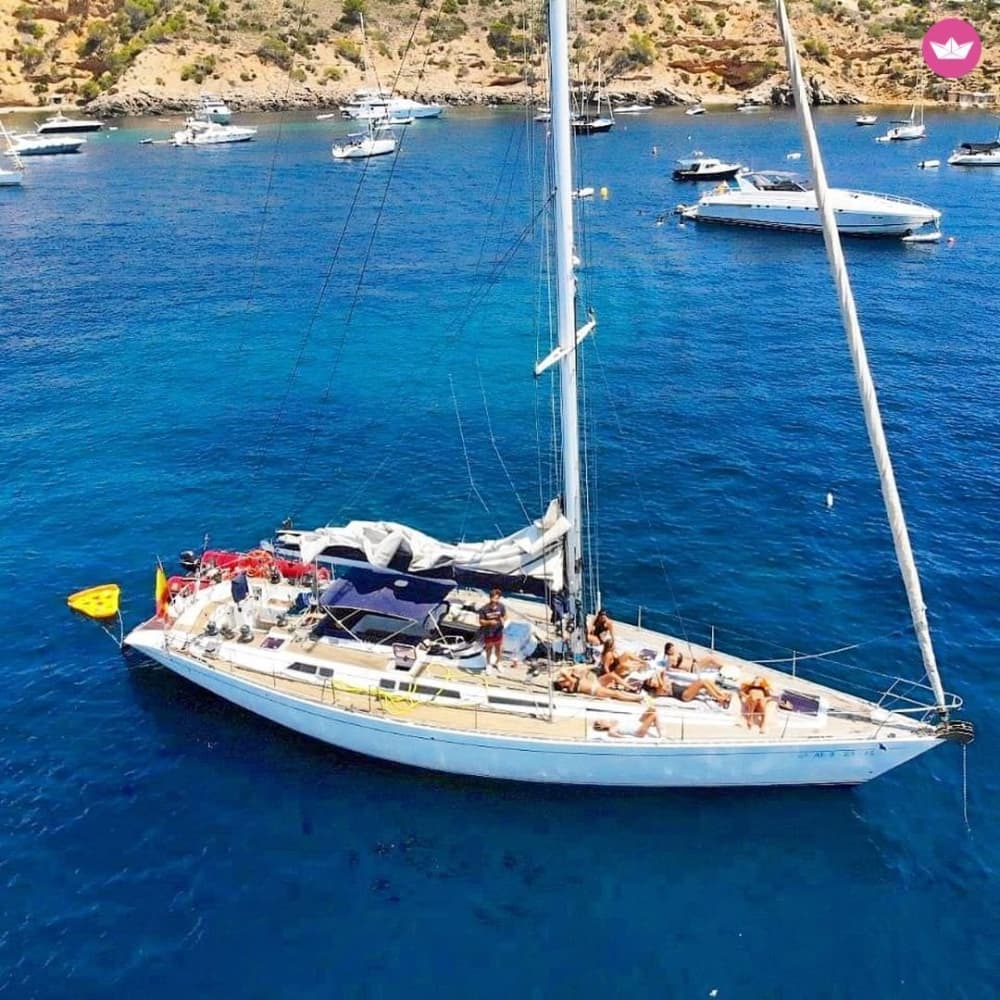 11ωρη ιστιοπλοϊκή εκδρομή με ιστιοπλοϊκό 19 μέτρων με ανοιχτό μπαρ με μπύρα και αναψυκτικά: άνεση, θάλασσα και ένα αξέχαστο ηλιοβασίλεμα.