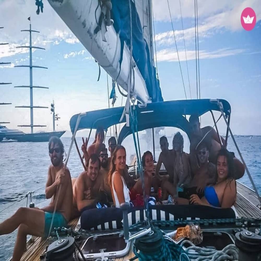 11ωρη ιστιοπλοϊκή εκδρομή με ιστιοπλοϊκό 19 μέτρων με ανοιχτό μπαρ με μπύρα και αναψυκτικά: άνεση, θάλασσα και ένα αξέχαστο ηλιοβασίλεμα.