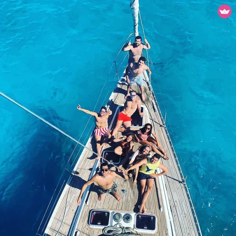 11ωρη ιστιοπλοϊκή εκδρομή με ιστιοπλοϊκό 19 μέτρων με ανοιχτό μπαρ με μπύρα και αναψυκτικά: άνεση, θάλασσα και ένα αξέχαστο ηλιοβασίλεμα.