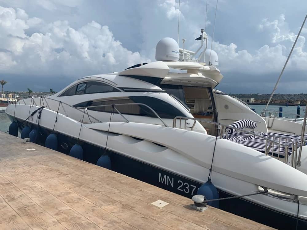 Panorami impareggiabili di Siracusa: una giornata di altissimo livello su uno yacht a motore.