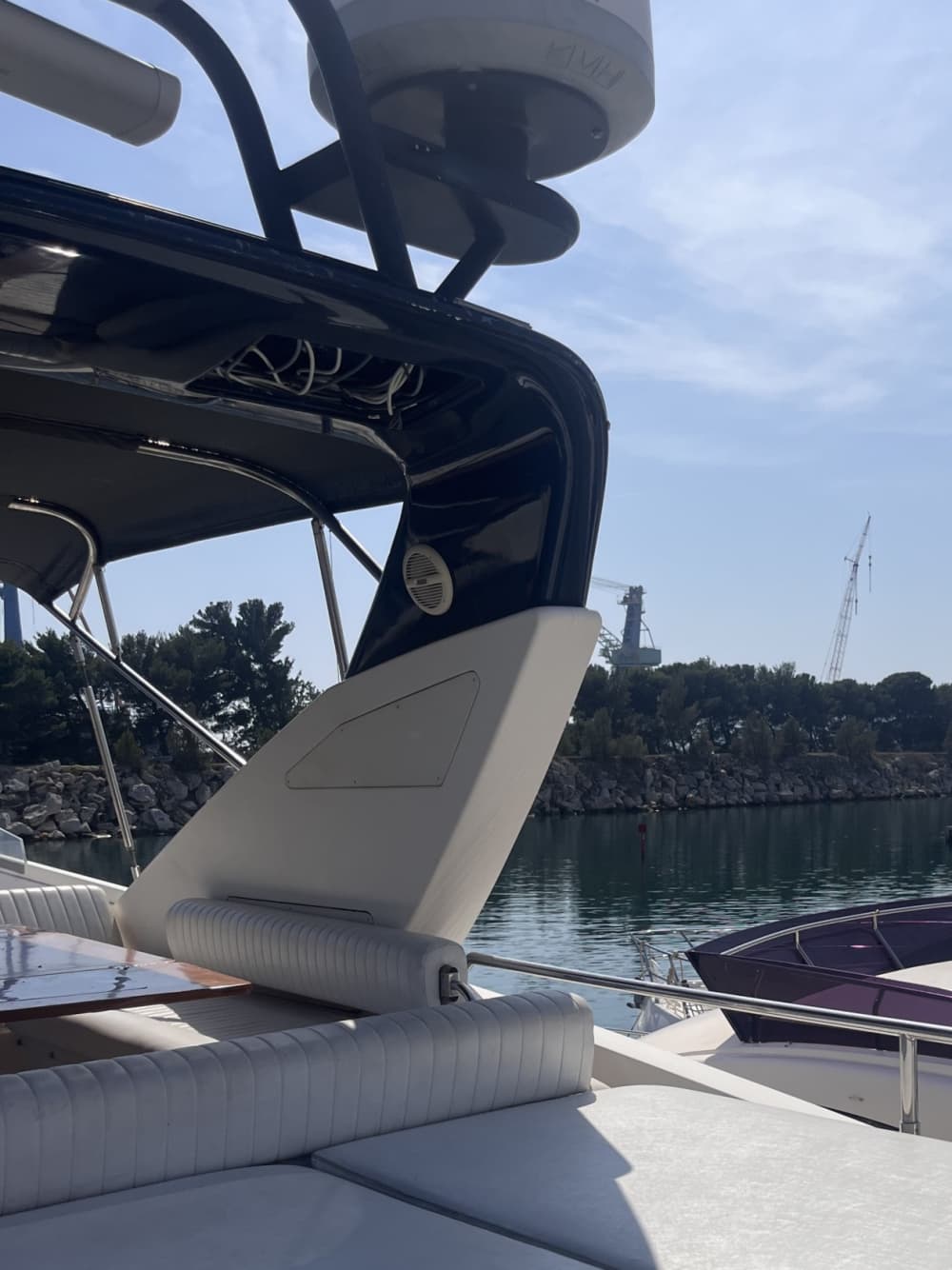 Raffinement en mer : découvrez Marseille à bord d'un luxueux bateau à moteur