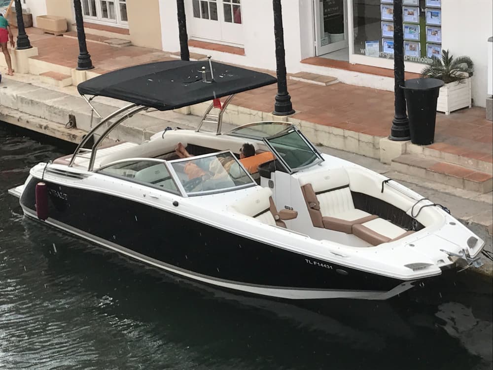 Rent a motorboat for 2h of fun