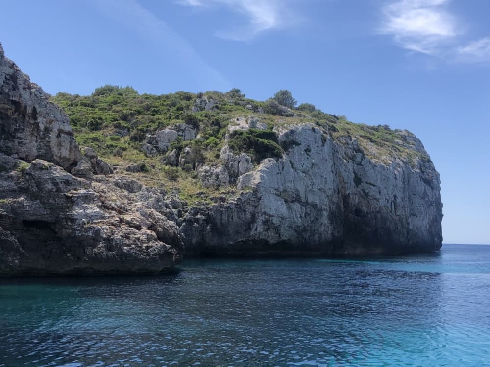 10 ore in paradiso: esplora il nord di Minorca in barca