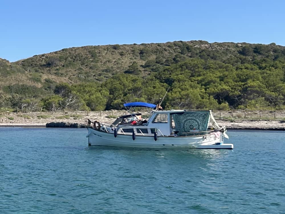 10 ore in paradiso: esplora il nord di Minorca in barca