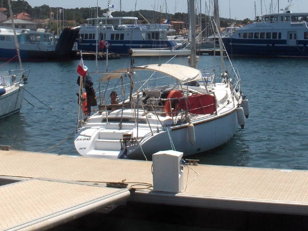 Navegue pelas águas azuis de Montpellier: Sua expedição de veleiro particular de 9h30