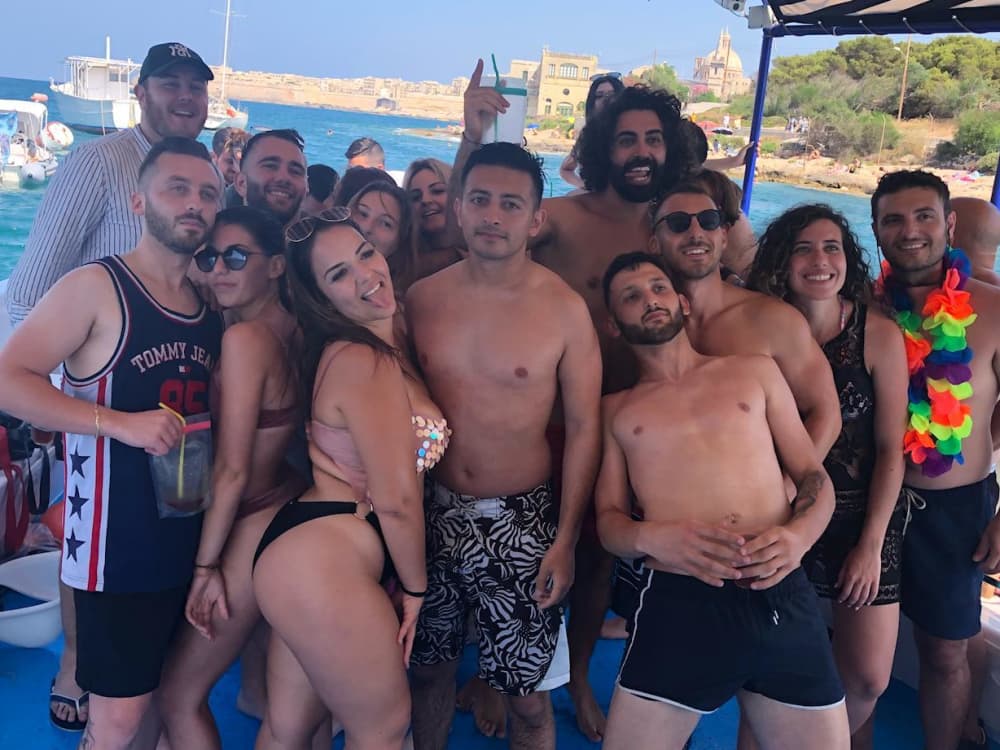 Gita in barca privata intorno a Ċirkewwa su un motoscafo