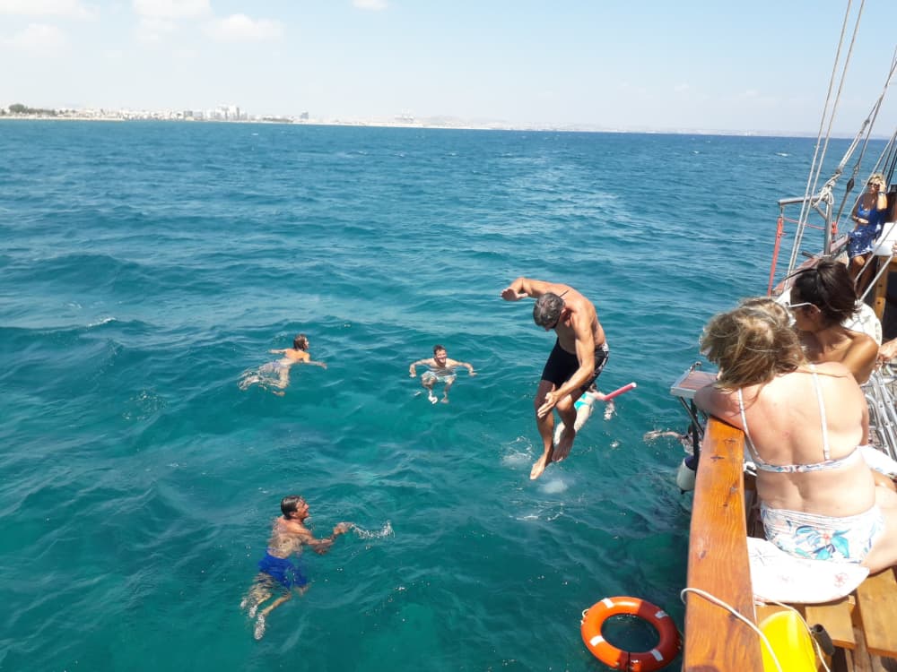 Jeden Moment genießen: Ein sonniger Tag rund um Larnaka auf einem Segelboot