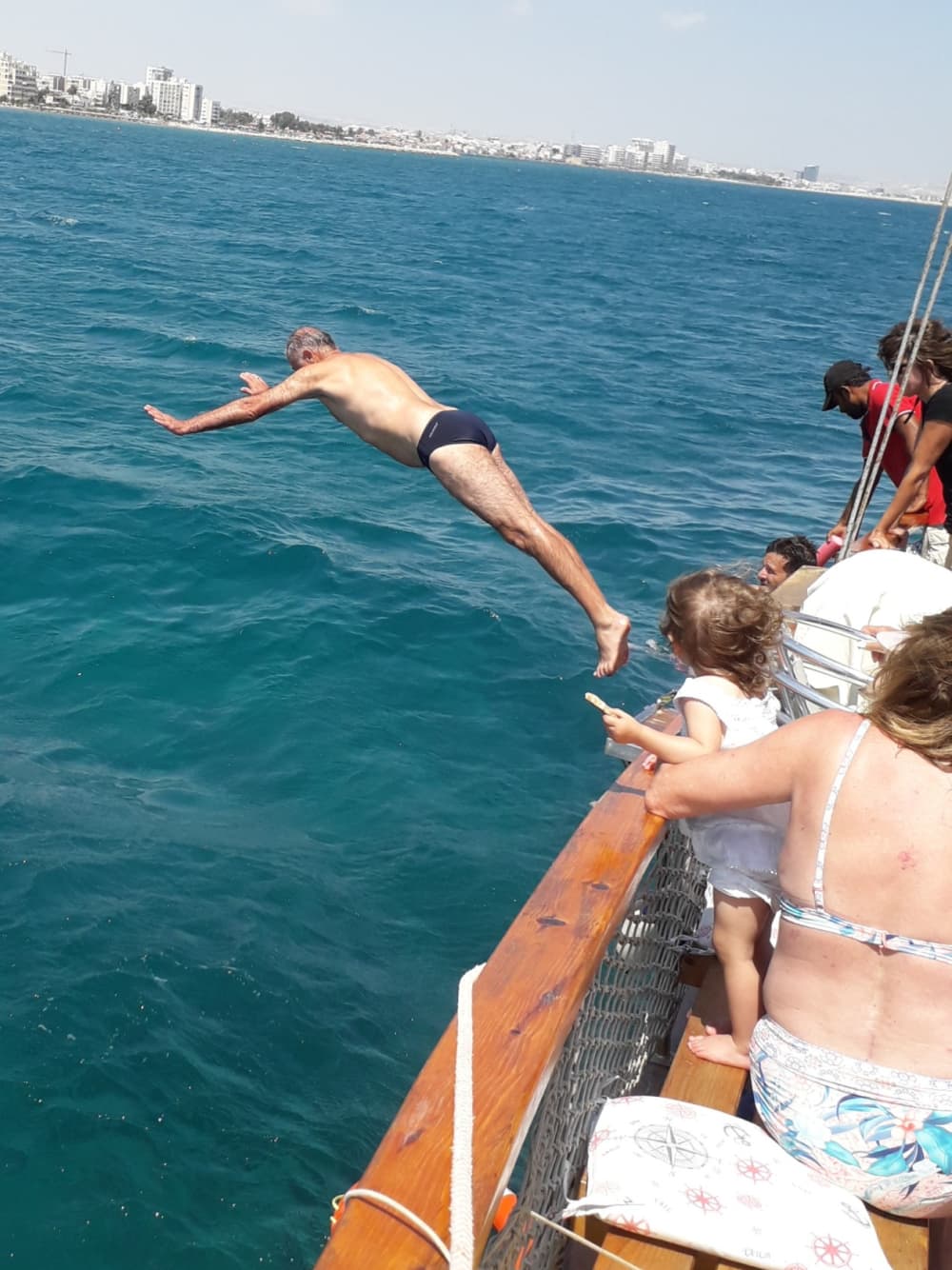 Wykorzystaj każdą chwilę: cały dzień spędzony w słońcu na żaglówce wokół Larnaki