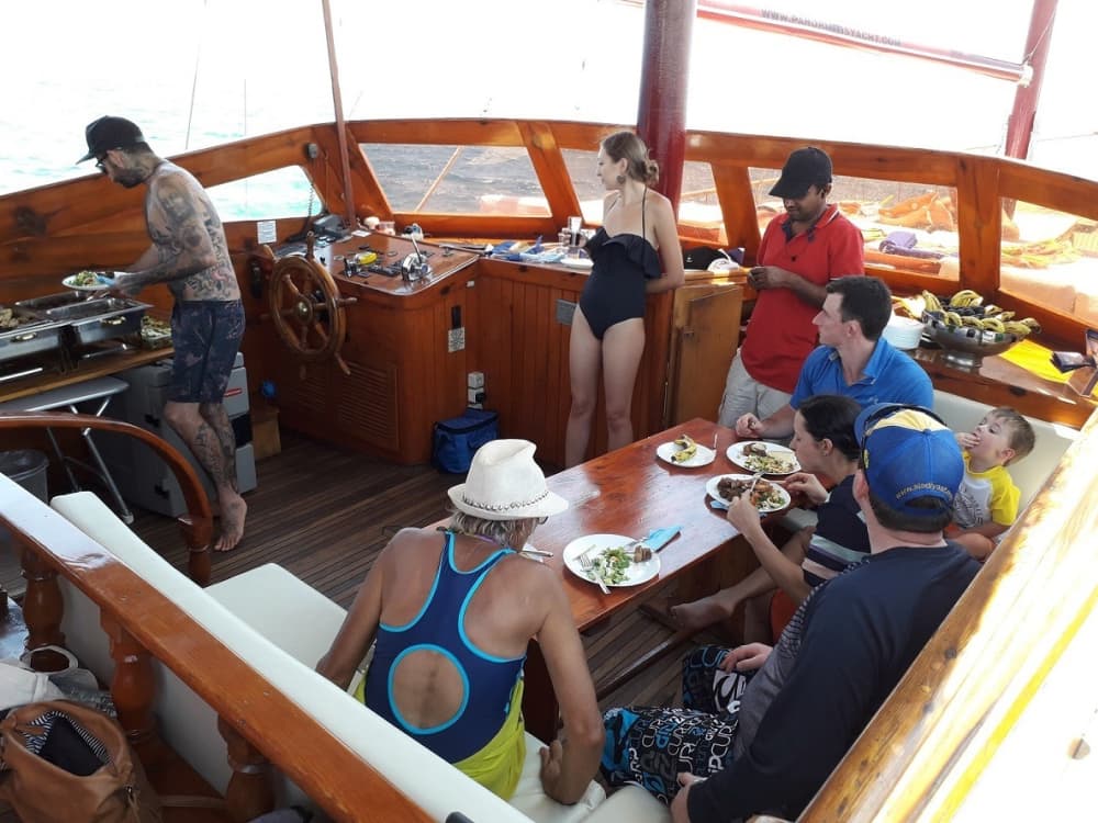 Geniet van elk moment: een volle dag zon rondom Larnaca op een zeilboot