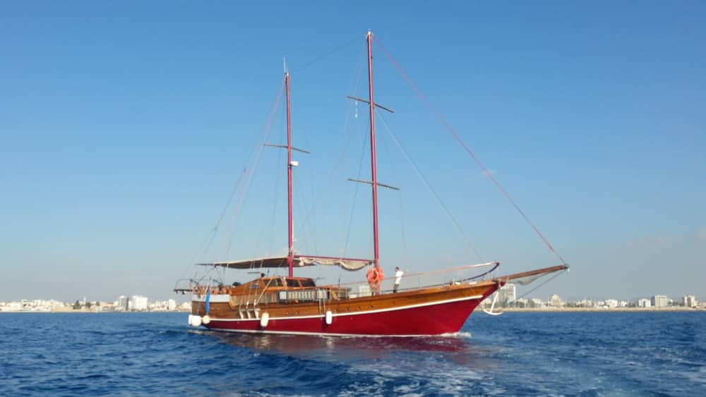 Geniet van elk moment: een volle dag zon rondom Larnaca op een zeilboot