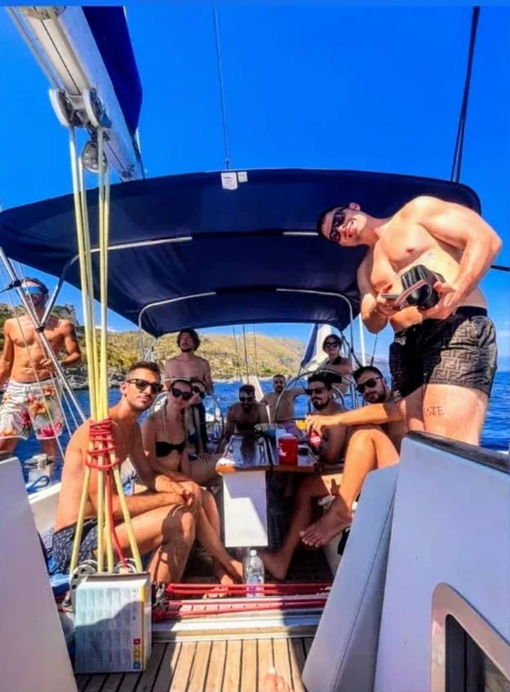 Genießen Sie einen Tag an Bord einer 16 Meter langen Segelyacht in den vier schönsten Buchten der Cilento-Küste.