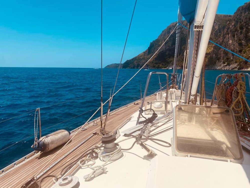 Goditi un'intera giornata di navigazione a Scario su una barca a vela.