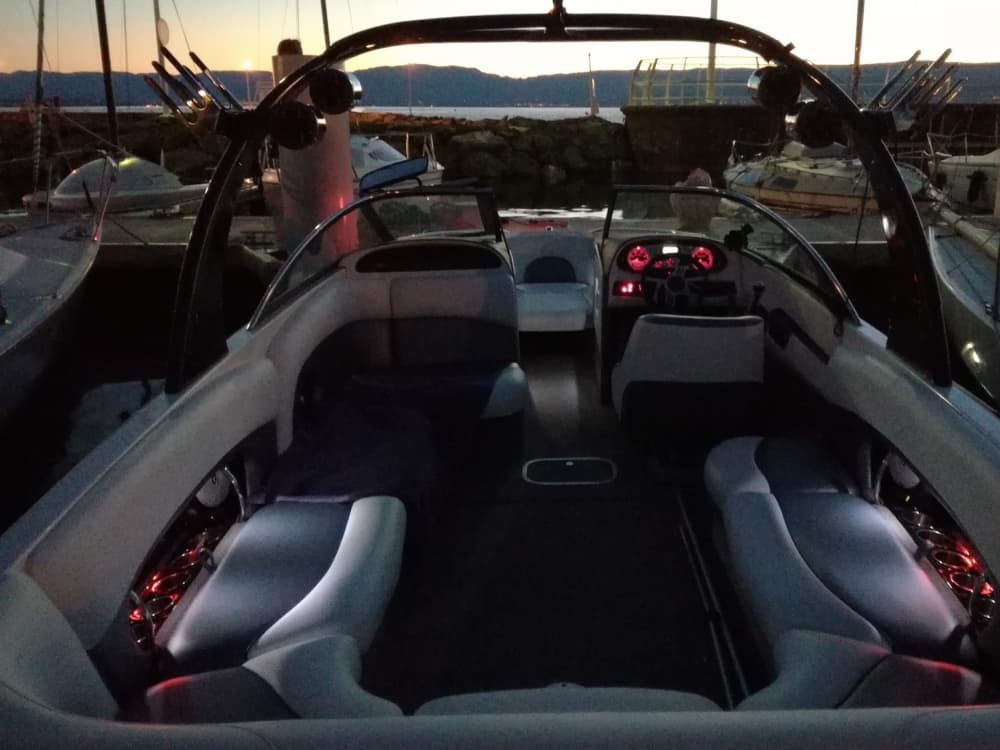 2u30 zon rond Thonon-les-Bains op een motorboot