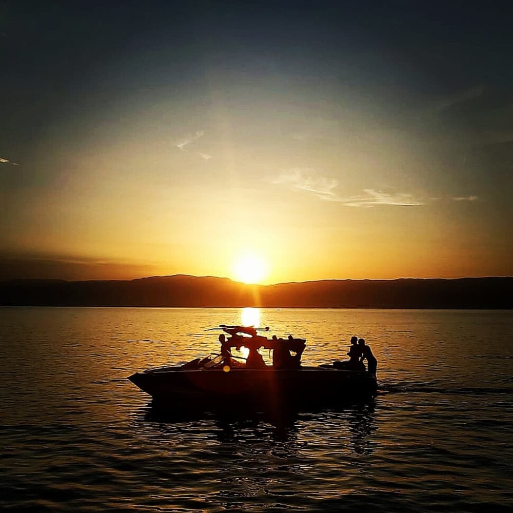 2u30 zon rond Thonon-les-Bains op een motorboot