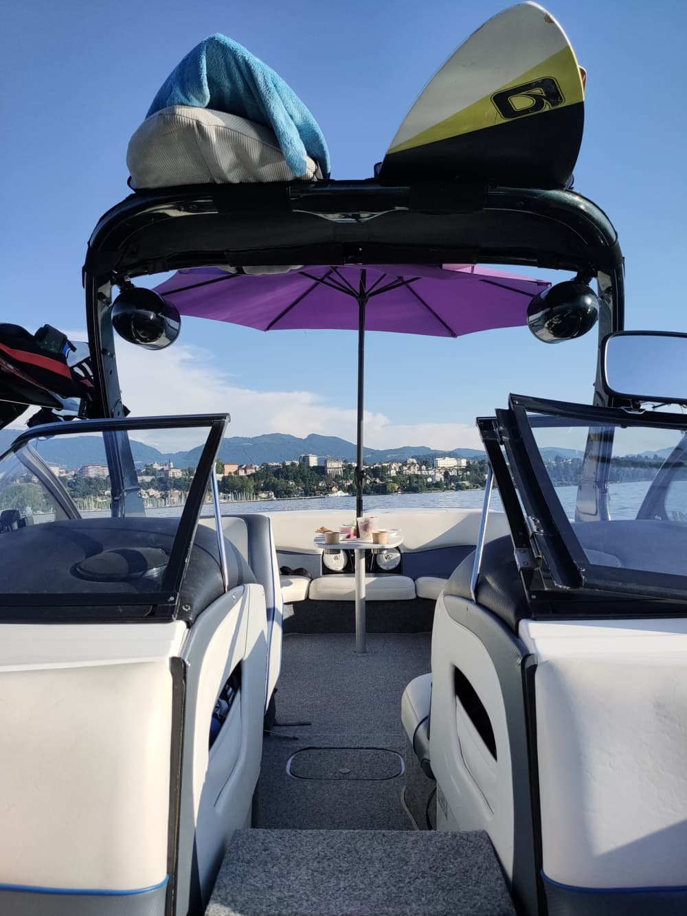 2u30 zon rond Thonon-les-Bains op een motorboot