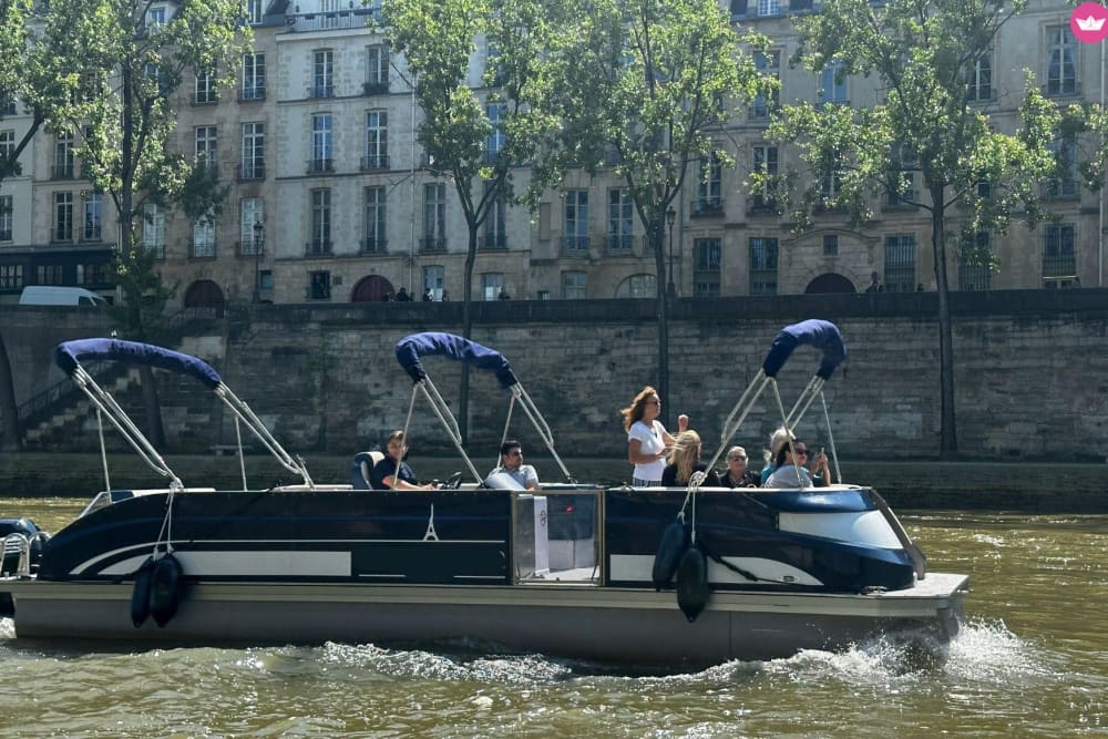 Upptäck Eiffeltornet på en 1,5 timmars privat kryssning, omgiven av parisisk charm