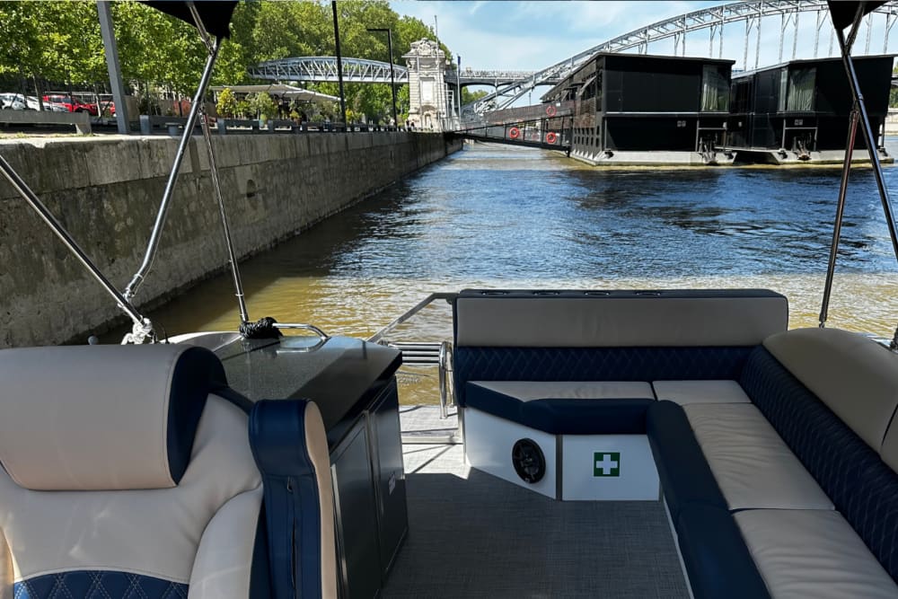 Upptäck Eiffeltornet på en 1,5 timmars privat kryssning, omgiven av parisisk charm