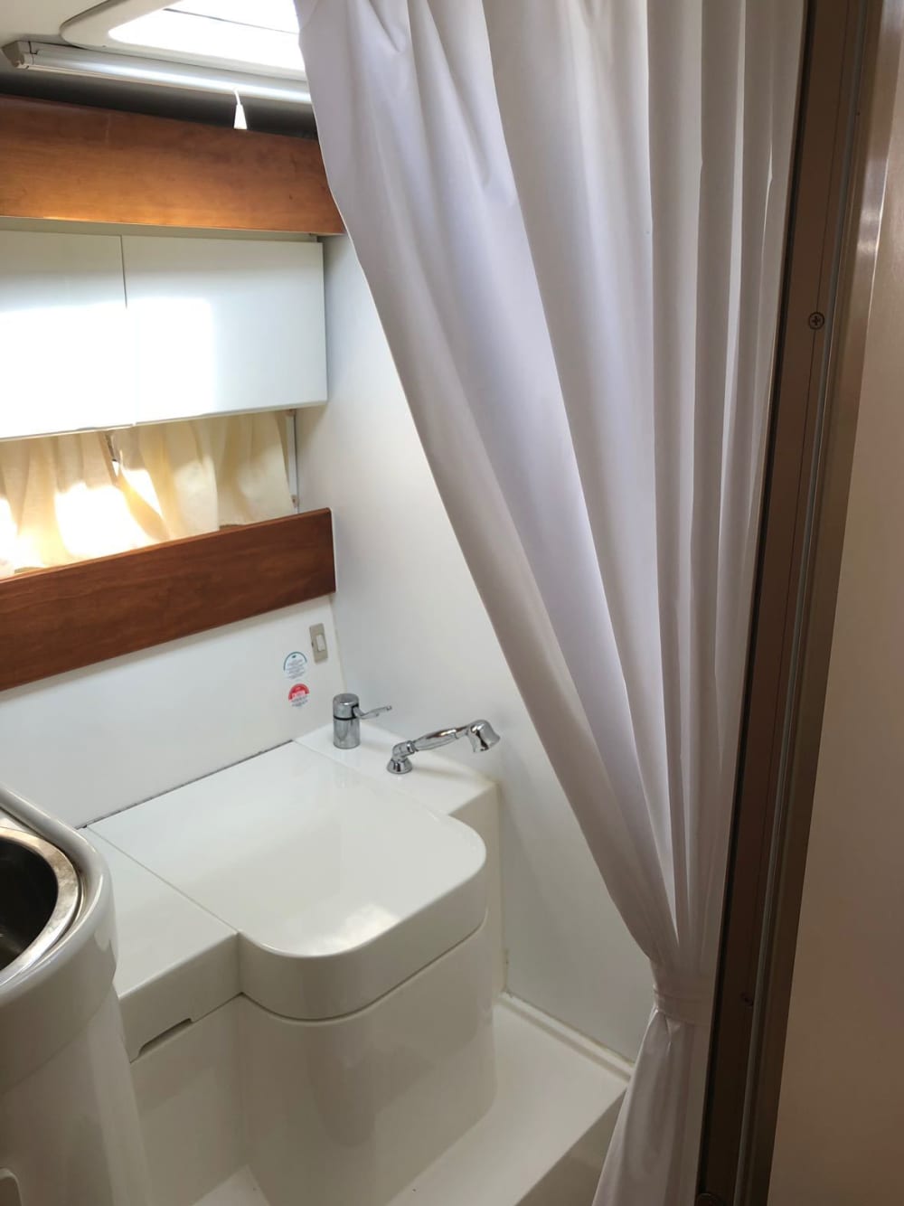 Esplora Marina di Carrara in barca: una giornata intera sull'acqua a bordo di un motoscafo.