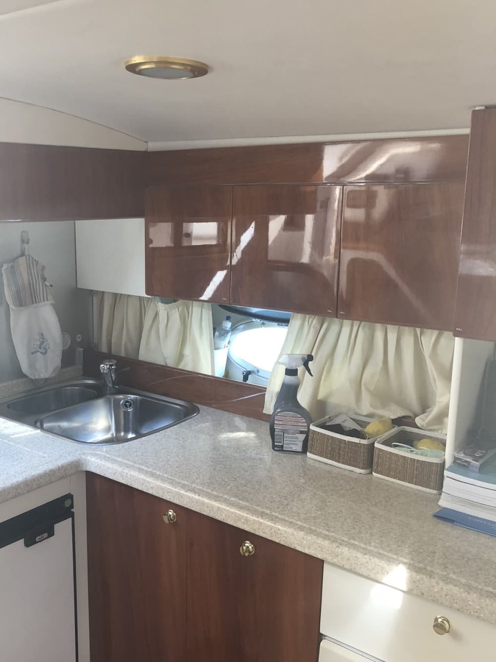 Esplora Marina di Carrara in barca: una giornata intera sull'acqua a bordo di un motoscafo.