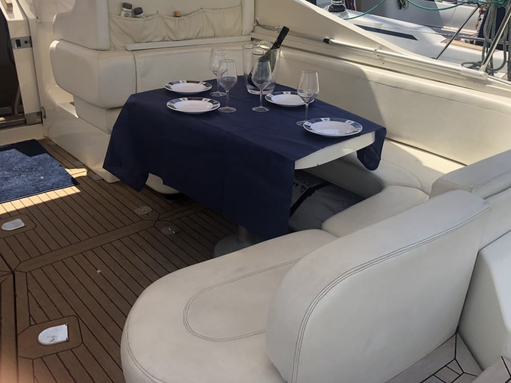 Esplora Marina di Carrara in barca: una giornata intera sull'acqua a bordo di un motoscafo.