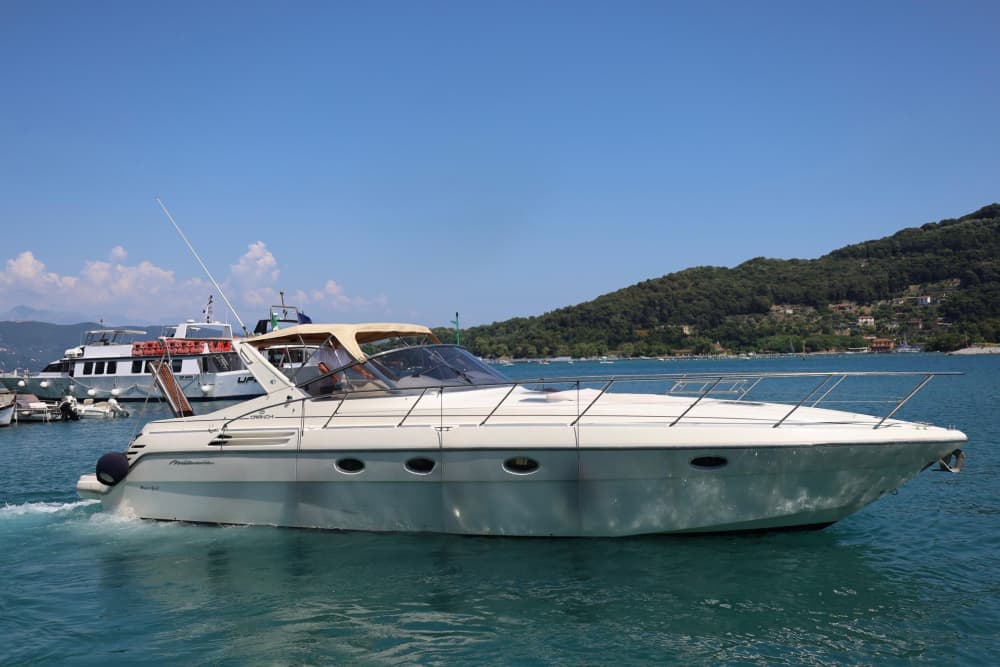 Esplora Marina di Carrara in barca: una giornata intera sull'acqua a bordo di un motoscafo.