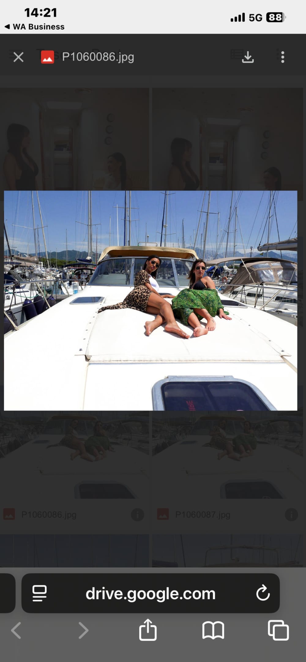 Esplora Marina di Carrara in barca: una giornata intera sull'acqua a bordo di un motoscafo.