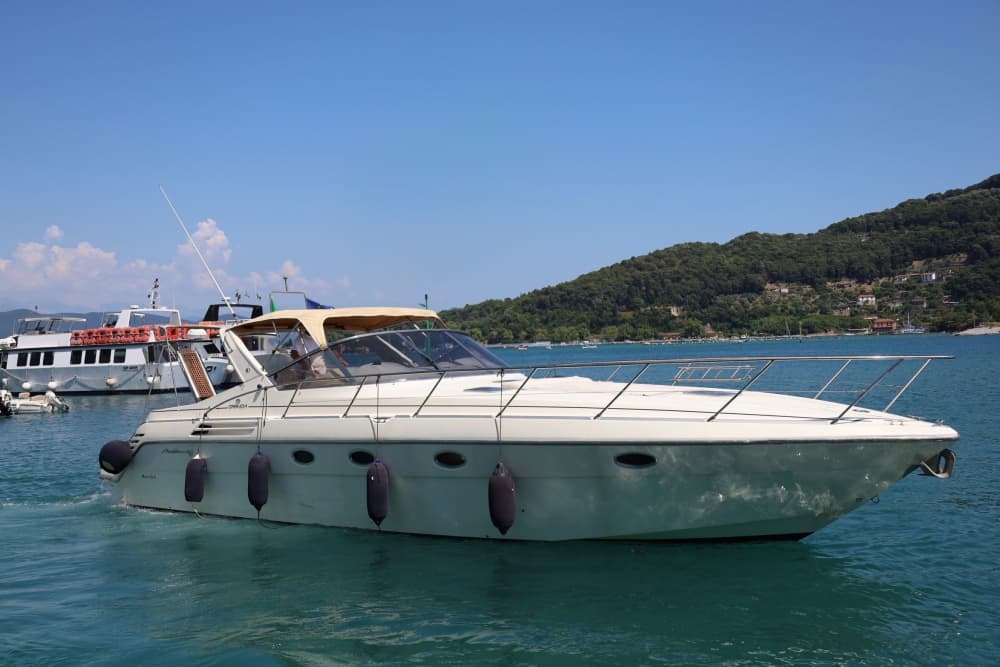 Esplora Marina di Carrara in barca: una giornata intera sull'acqua a bordo di un motoscafo.