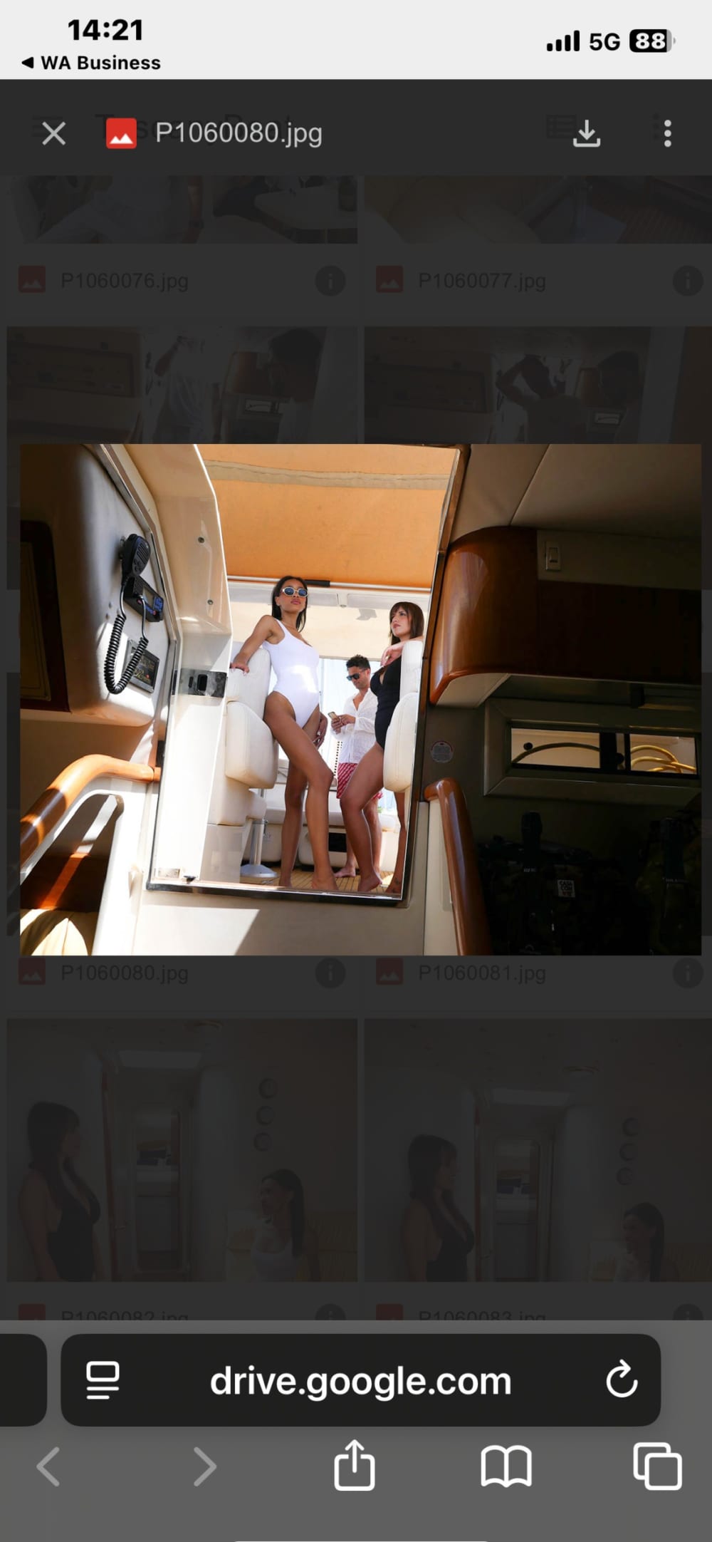 Esplora Marina di Carrara in barca: una giornata intera sull'acqua a bordo di un motoscafo.