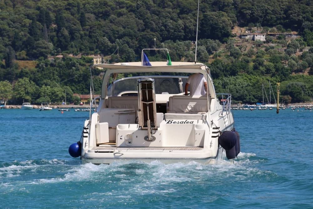 Esplora Marina di Carrara in barca: una giornata intera sull'acqua a bordo di un motoscafo.