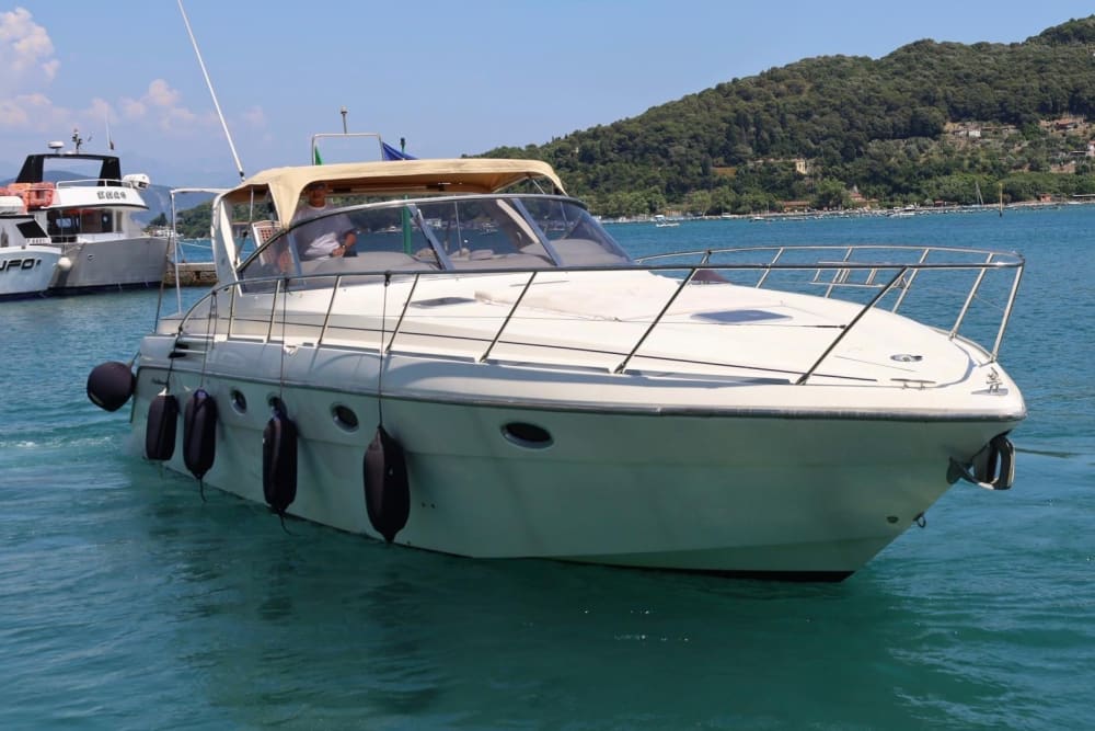 Esplora Marina di Carrara in barca: una giornata intera sull'acqua a bordo di un motoscafo.