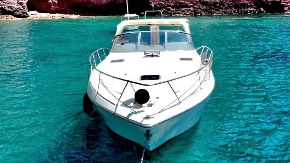 Esplora Marina di Carrara in barca: una giornata intera sull'acqua a bordo di un motoscafo.