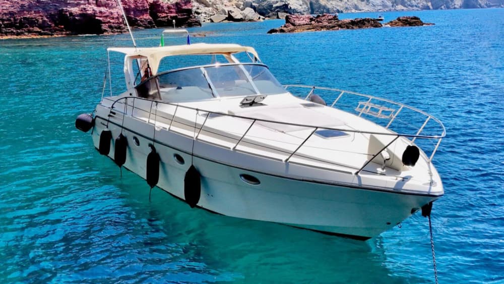 Esplora Marina di Carrara in barca: una giornata intera sull'acqua a bordo di un motoscafo.