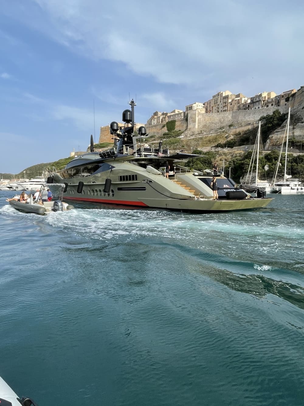 2 ore e 45 minuti per esplorare Bonifacio in motoscafo.