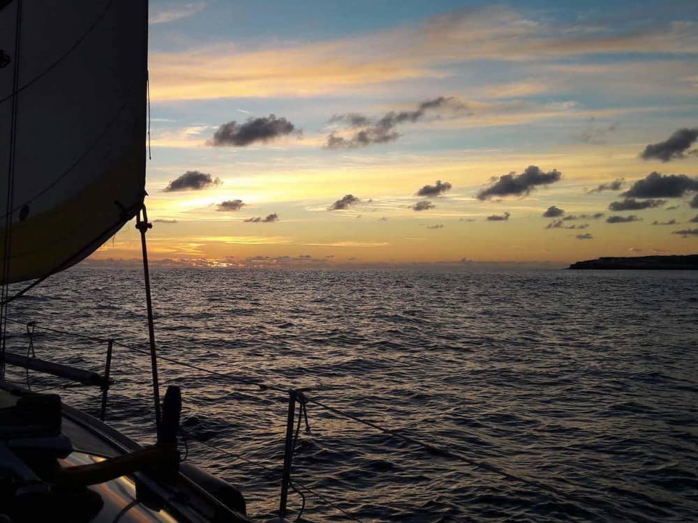 Día completo de navegación en Ponta Delgada: Momentos inolvidables a bordo de un velero.
