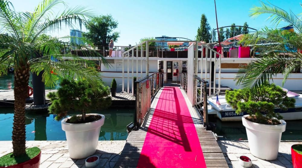 Niezapomniany wieczór firmowy na Sekwanie – luksusowy prywatny rejs