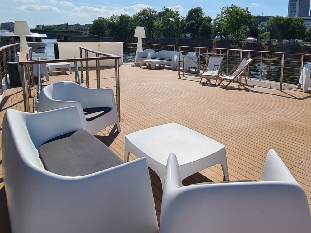 Niezapomniany wieczór firmowy na Sekwanie – luksusowy prywatny rejs