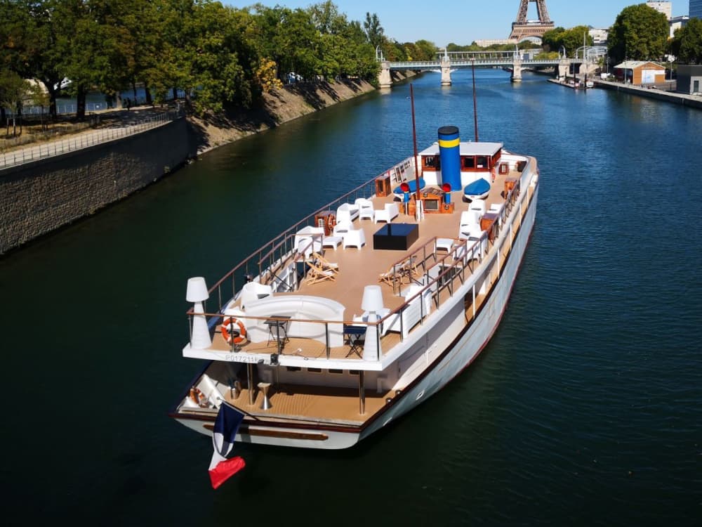 Niezapomniany wieczór firmowy na Sekwanie – luksusowy prywatny rejs