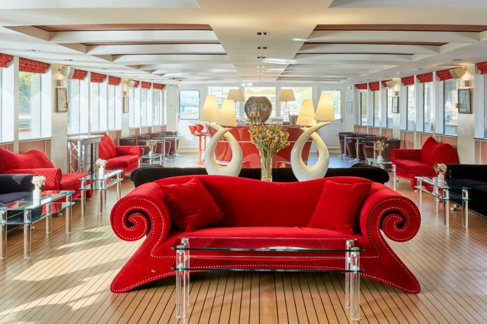 Niezapomniany wieczór firmowy na Sekwanie – luksusowy prywatny rejs