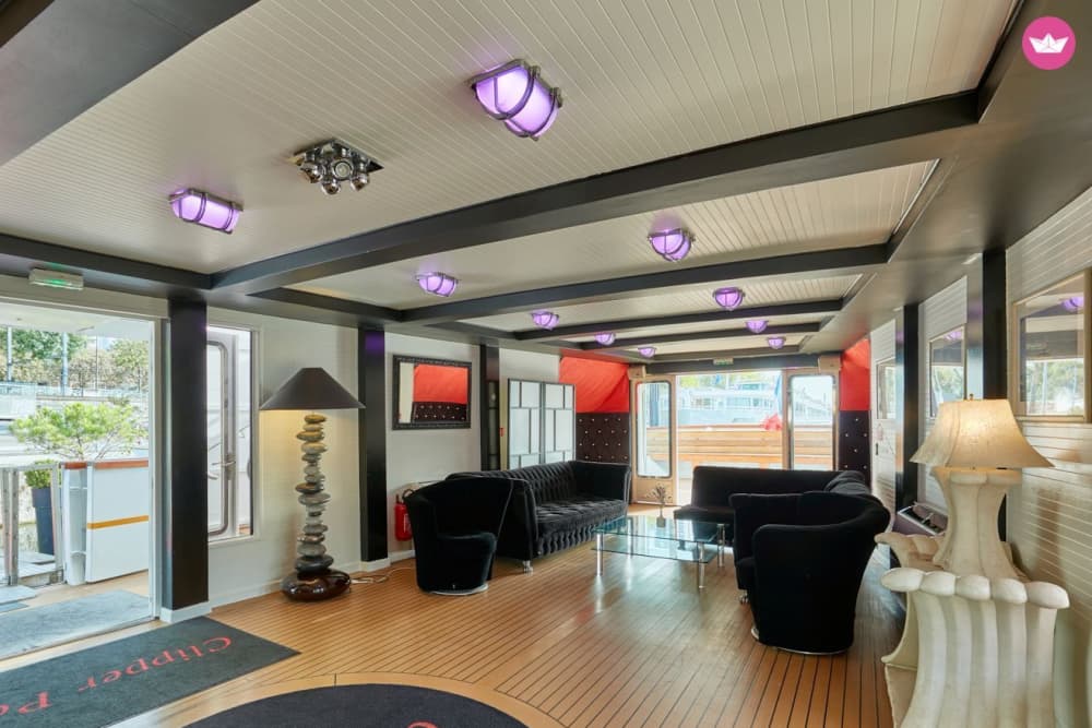 Niezapomniany wieczór firmowy na Sekwanie – luksusowy prywatny rejs