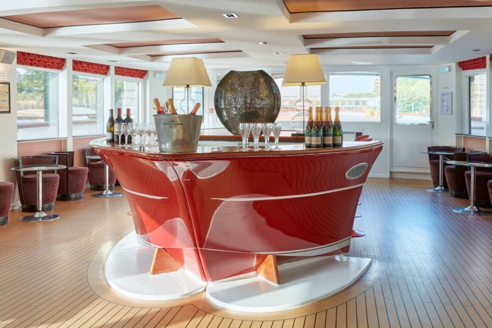 Niezapomniany wieczór firmowy na Sekwanie – luksusowy prywatny rejs