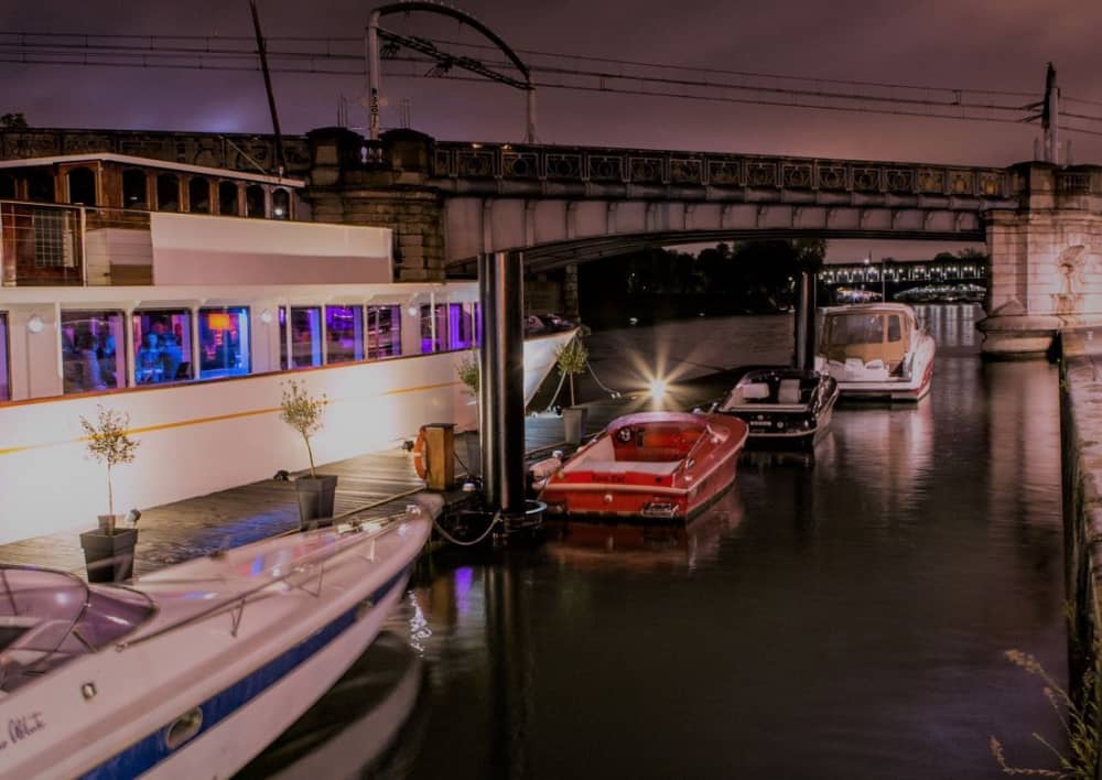 Niezapomniany wieczór firmowy na Sekwanie – luksusowy prywatny rejs